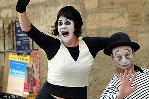 Hélène Pirenne et Judas en spectacle de rues à Avignon 2004 - © Norbert Pousseur
