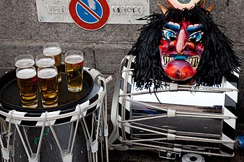 Masque de diable et bocks de bière avant le grand défilé - carnaval 2010 Bâle - © Norbert Pousseur