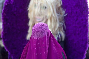 Burka à l'ange violet - © Norbert Pousseur