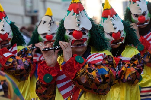 Groupe de clowns aux flûtistes - © Norbert Pousseur - © Norbert Pousseur