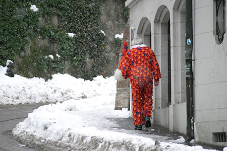 Pierrot rouge partant sous la neige, au carnaval de Bâle 2006 -  © Norbert Pousseur