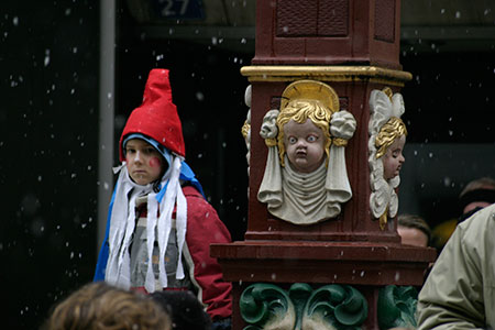 enfant déguisé et sculpture au carnaval de Bâle 2006 - © Norbert Pousseur
