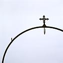 Arceau, petite croix et crochet vide pour couronne - Tombes - © Norbert Pousseur
