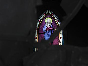 A travers du verre brisé, vierge sur fond violet - vitrail de cimetière - © Norbert Pousseur