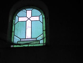 Simple croix blanche sur fond bleu pastel - vitrail de cimetière - © Norbert Pousseur