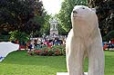 Statue d'ours en pied à l'entrée du parc - © Norbert Pousseur