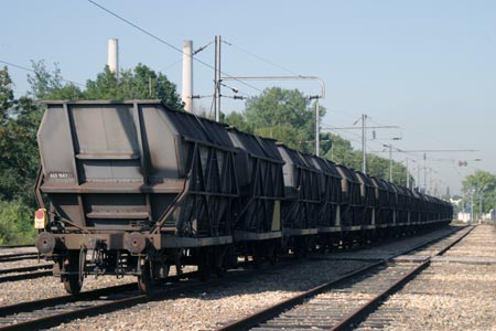 Wagons à charbon en attente devant la centrale - centrale Edf - © Norbert Pousseur