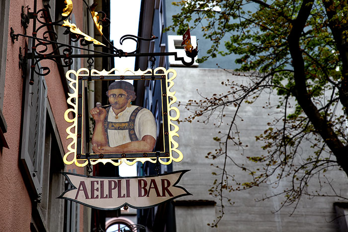 Enseigne de Aelpli Bar à Zurich, au fumeur de pipe - © photo Norbert Pousseur
