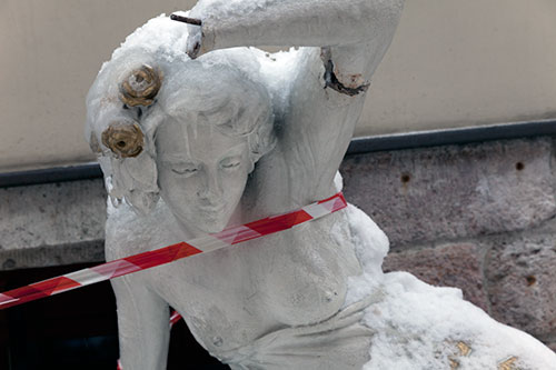 Estatua de mujer en invierno - © Norbert Pousseur