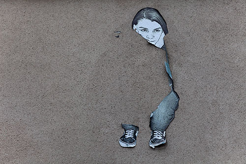 Joven mujer deportiva en grafito - © Norbert Pousseur