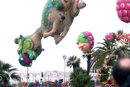 Dragón y comparsas en globo de goma - © Norbert Pousseur