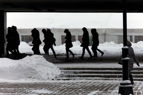 Fila de jóvenes chicas que marcha por la nieve - © Norbert Pousseur
