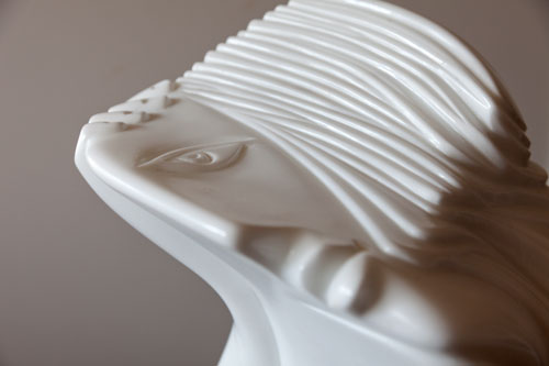 Cabeza de mujer de mármol blanca por Lutfi Romhein - © Norbert Pousseur