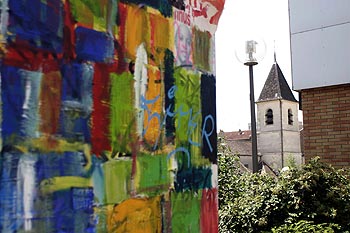 Eglise de Bagnolet devant panneau tagué, Graph’mur photographié par Norbert Pousseur ©