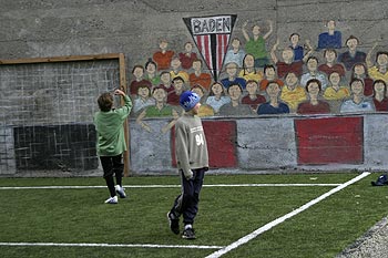 Tribune peinte pour jeu de foot, Graph’mur photographié par Norbert Pousseur ©