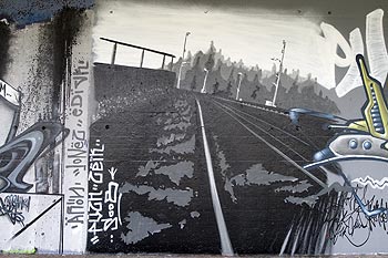 Voie grise de chemin de fer - graphmur photographié par Norbert Pousseur ©