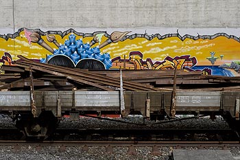 Fresque à la gloire des pinceaux et des couleurs devant un wagon - graphmur photographié par Norbert Pousseur ©