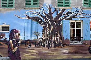 Paysage africain sur façade de maison - Festival Kosmopolite 2007 de Bagnolet, photographié par Norbert Pousseur ©