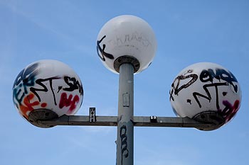 Lampadaires � trois globes ronds tagués - Bagnolet 2009, photographié par Norbert Pousseur ©