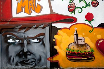 Discour fleuri pour un "Big Mac" par un employé grimaçant - Bagnolet 2009, photographié par Norbert Pousseur ©