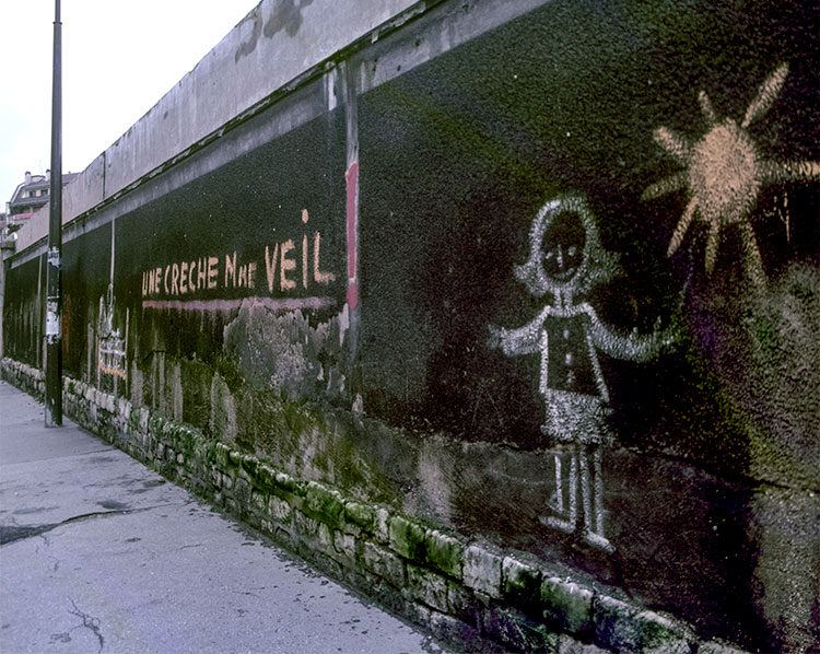 Une crêche Madame Veil, et fillette au soleilr - un graph'mur ou street art photographié par © Norbert Pousseur