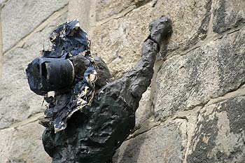 Chat chapeauté grimpant - Kattenstoet 2006 - Ieper - Ypres - © Norbert Pousseur