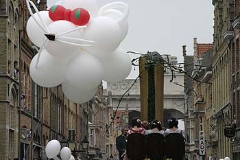 tête de flottante de chat en ballons blancs - Kattenstoet 2006 - fête des chats - Ieper - Ypres - © Norbert Pousseur