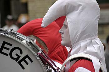 Joueur de tambour en pierrot blanc et rouge - Kattenstoet 2006 - fête des chats - Ieper - Ypres - © Norbert Pousseur