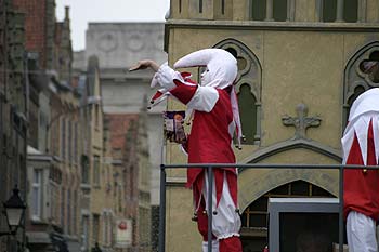 Pierrot blanc et rouge juché sur un char représentant un collège de la ville - Kattenstoet 2006 - fête des chats - Ieper - Ypres - © Norbert Pousseur