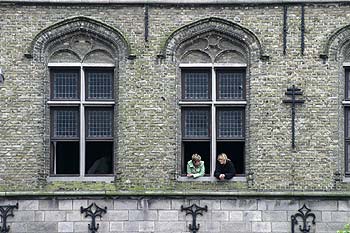 fenêtres et personnes accoudées - Ieper - Ypres - © Norbert Pousseur