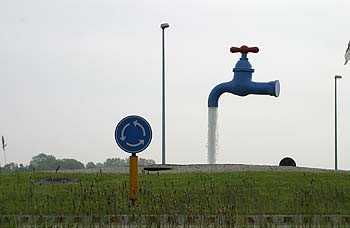 sculpture monumentale robinet d'eau sur rond point - Ieper - Ypres - © Norbert Pousseur