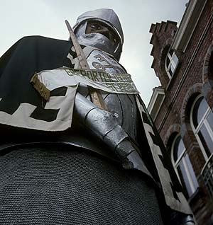 Mannequin géant de chevalier - Kattenstoet 1977 - fête des chats - Ieper - Ypres - © Norbert Pousseur