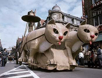 La reine Freya sur son char à personnage géant - Kattenstoet 1977 - fête des chats - Ieper - Ypres - © Norbert Pousseur