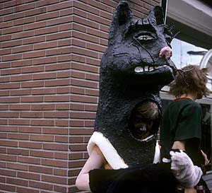 masque - tête noire de chat -  Kattenstoet 1977 - fête des chats - Ieper - Ypres - © Norbert Pousseur