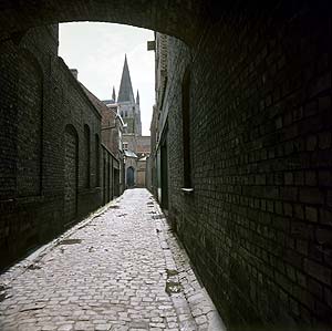 Rue vide, briques et pavés - Kattenstoet 1977 - fête des chats - Ieper - Ypres - © Norbert Pousseur