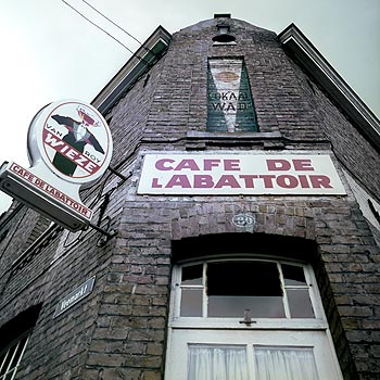Le café de l'abattoir avec enseigne Wieze - Ieper - Ypres 1977 - © Norbert Pousseur