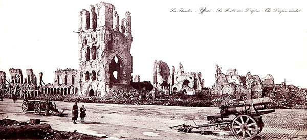 The ruins of de la Halle to the cloth merchants - Photographie Maurice Tesson - reproduction Norbert Pousseur