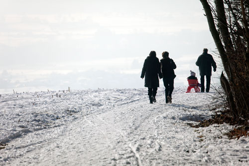 Family walking in the snow - © Norbert Pousseur