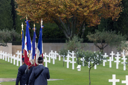 Drapeaux français dans le cimetière américain - © Norbert Pousseur