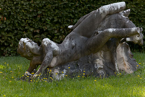 Statue de femme, renversée - © Norbert Pousseur