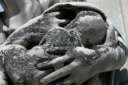 Statue de nourrisson au sein de sa mère - © Norbert Pousseur