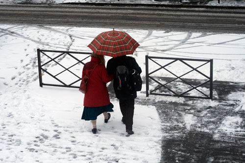 Couple sous parapluie marchant dans la neige - © Norbert Pousseur