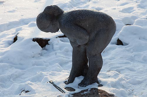 Statue dans la neige à Riga - © Norbert Pousseur