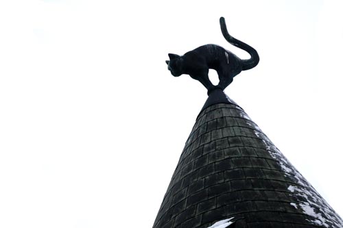 Chat du toit de la maison du chat noir de Riga - © Norbert Pousseur