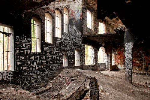 Inside of house with graffiti - © Norbert Pousseur
