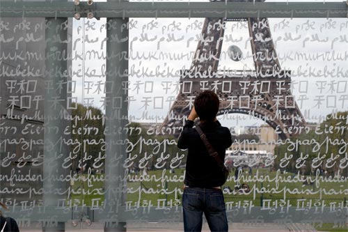 La paz delante de la Torre Eiffel - © Norbert Pousseur
