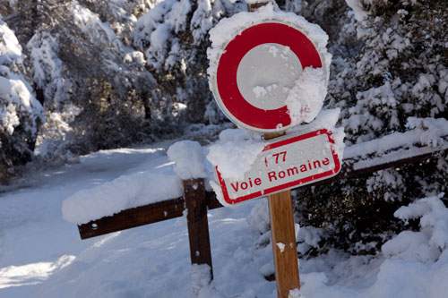 Panneau d'interdiction sous la neige - © Norbert Pousseur