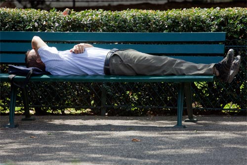 Nap on bench - © Norbert Pousseur