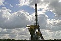 Bestiaire doré contemplant la Tour Eiffel - © Norbert Pousseur