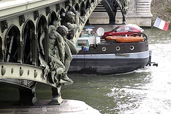 Péniche sous le pont de Bir-Hakeim - ponts sur Seine - © Norbert Pousseur